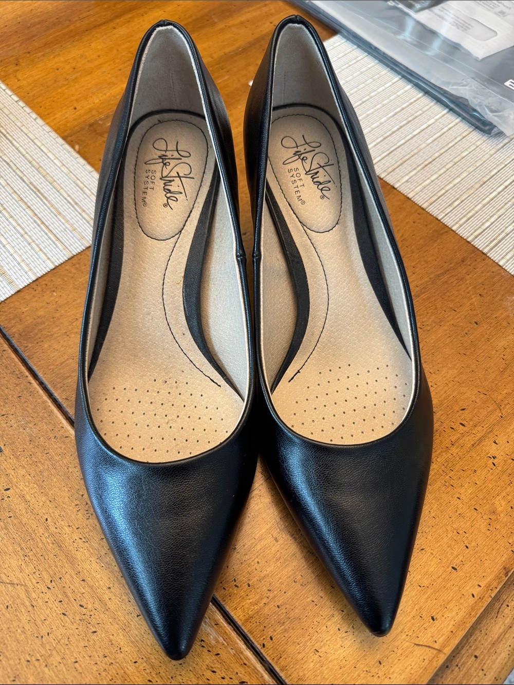 Life Stride Black Pointed-Toe Leather Flats